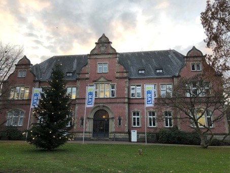 Verwaltungsgebäude der LVR-Kliniken Viersen mit einem Weihnachtsbaum davor