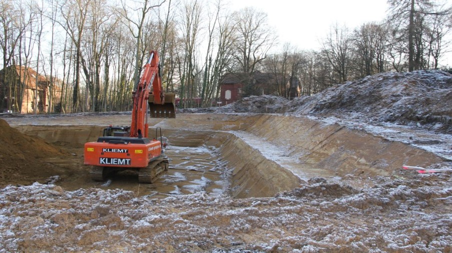 Baugrube vom Ersatzneubau mit Bagger 