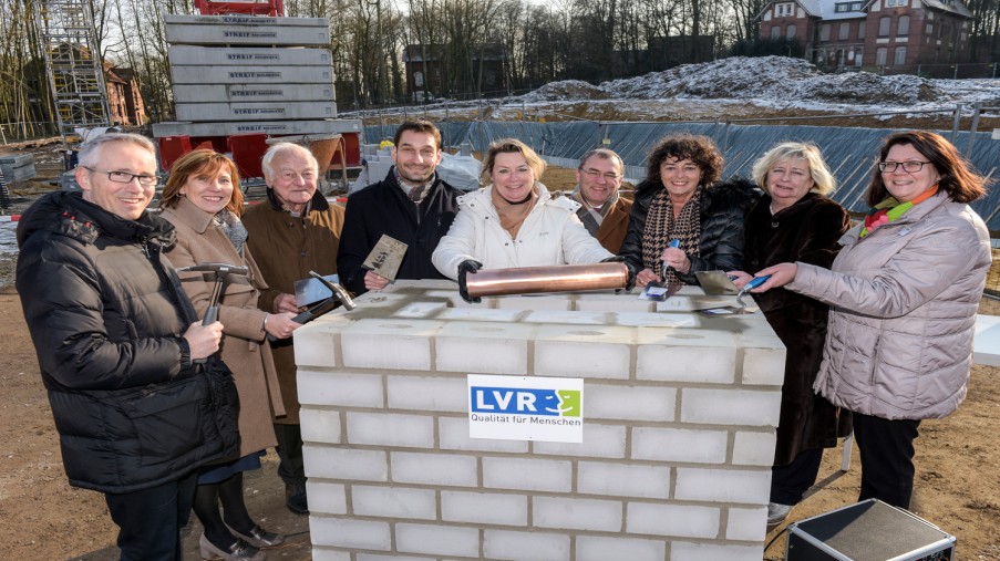 (v.l.n.r.): Jörg Mielke (Pflegedirektor), Bürgermeisterin Sabine Anemüller, Fritz Meies (Krankenhausausschuss 3), Dr. Ralph Marggraf (Ärztlicher Direktor), Anne Henk-Hollstein (Stellvertretende Vorsitzende der Landschaftsversammlung Rheinland), LVR-Baudezernent Detlef Althoff, Luise Fruhen als Stellvertretende Landrätin des Kreises Viersen, Monika Berten (Vorsitzende des Krankenhausausschusses 3) und Klinikvorstandsvorsitzende Dorothee Enbergs. Foto: Uwe Weiser / LVR. mit Zeitkapsel hammer und Kelle am Symbolischen Grundstein