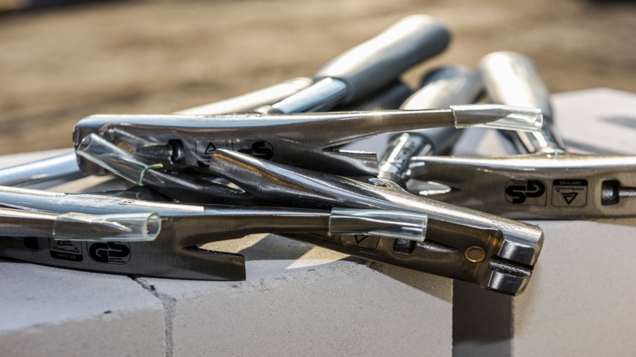 Mehrere neue Maurerhämmer liegen auf dem symbolischen Grundstein