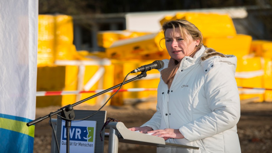 Frau Anne Henk-Hollstein (Stellvertretende Vorsitzende der Landschaftsversammlung Rheinland) am Rednerpult