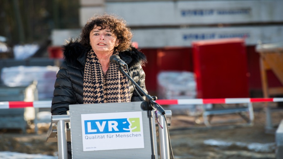 Frau Luise Fruhen (tellvertretende Landrätin des Kreises Viersen) am Rednerpult  ©Uwe Weiser/LVR