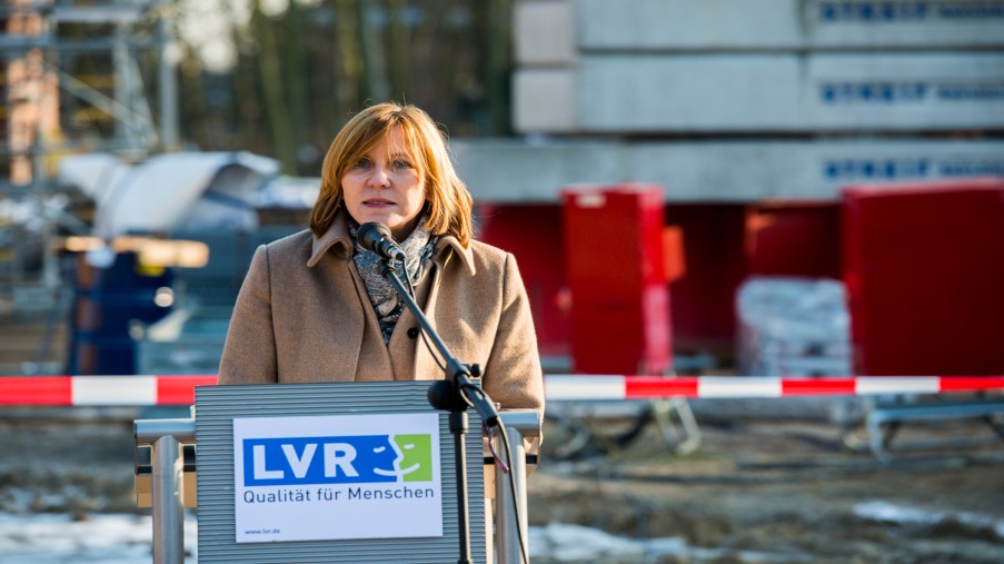 Bürgermeisterin Sabine Anemüller am Rednerpult ©Uwe Weiser/LVR