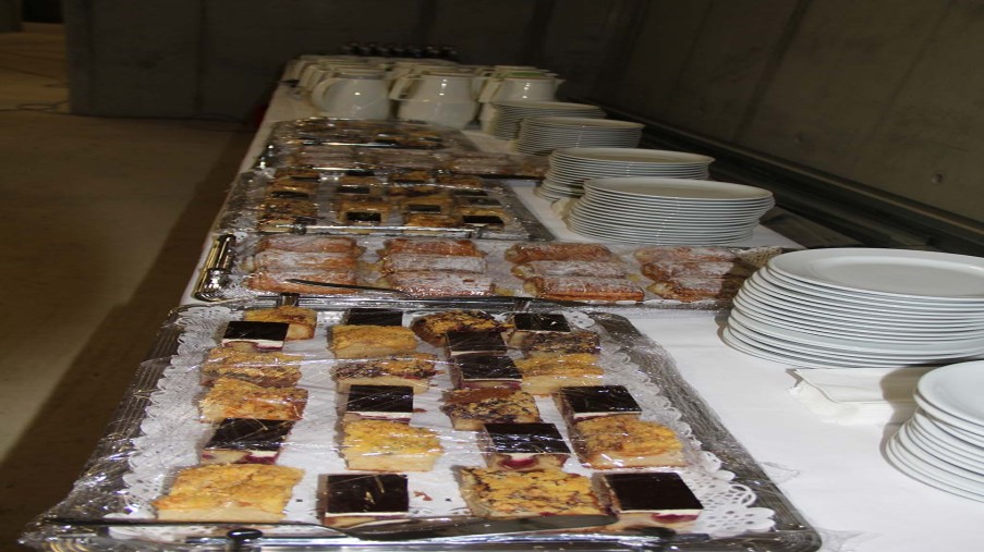 Richtschmaus Kuchenbuffet mit verschiedenen Kuchen, Geschirr und Kaffee