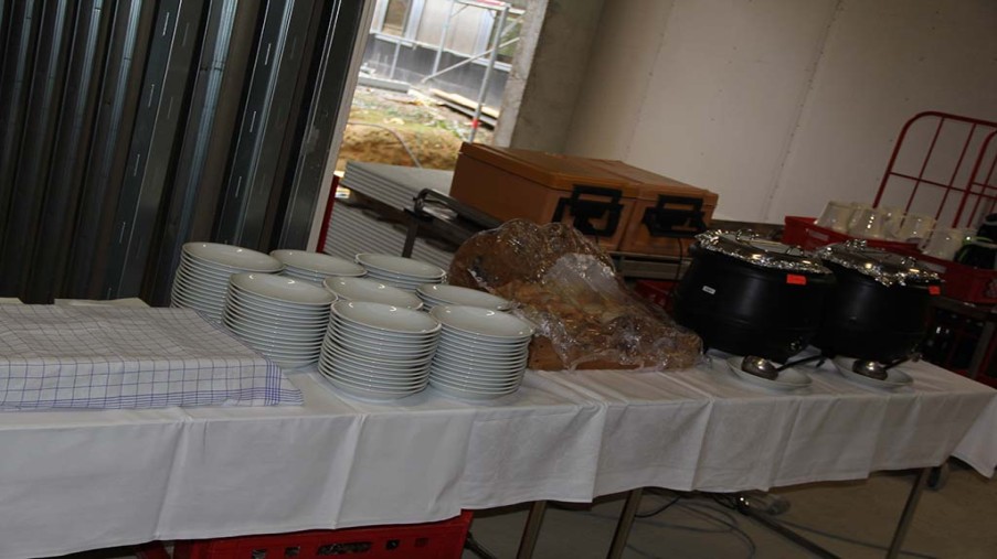 Richtschmaus Suppenbufett, Warmhaltebehälter mit Brot und Geschirr