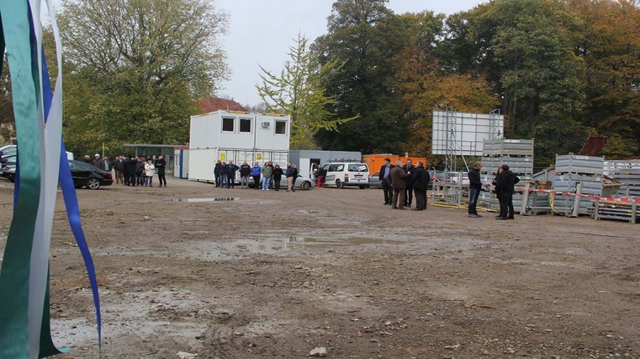 Baugelände mit Zuschauer vor der Veranstaltung