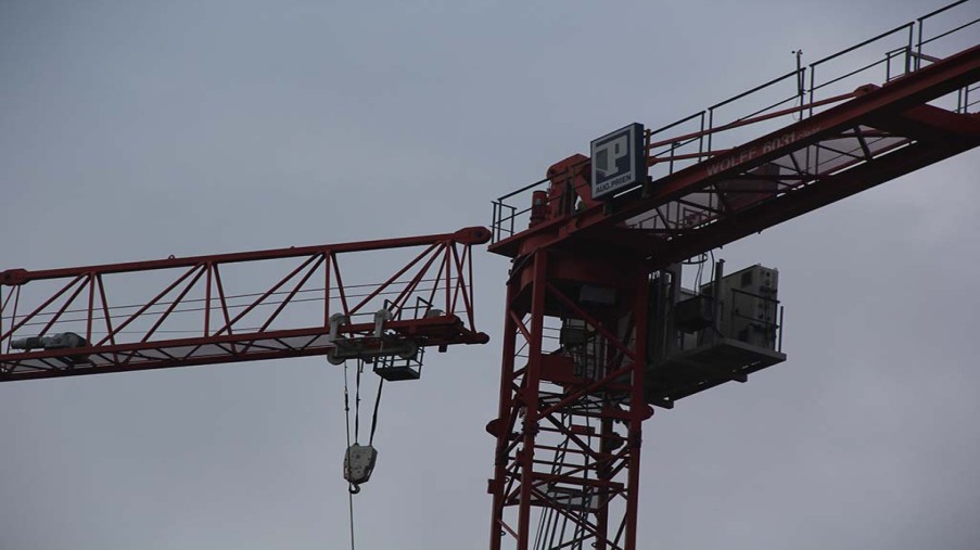 Der vordere Teil des Auslegers hängt an denm Autokran, die Verbinfung zum hinteren Teil des Auslegers ist getrennt.