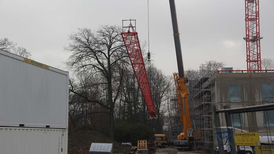 Der Ausleger ist fast unten.