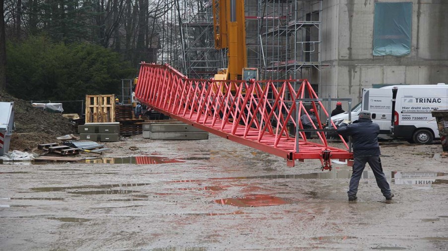 Der Ausleger ist unten und wird zur Demontage ausgerichtet.