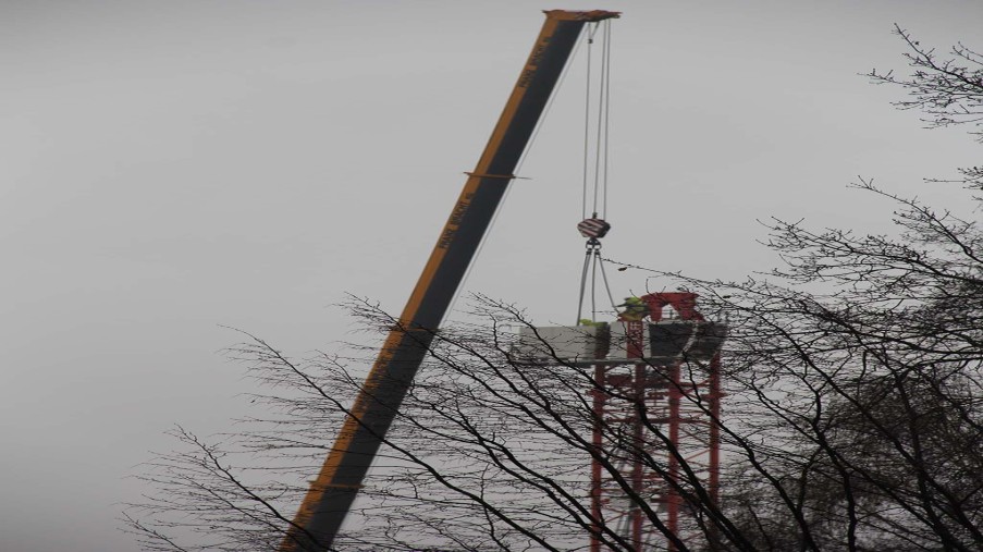 Bauarbeiter befestigen die Trossen an den Führerstand