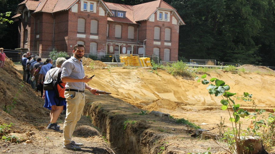 Dr. Marggraf an der Baustelle im hintergrund Haus 12
