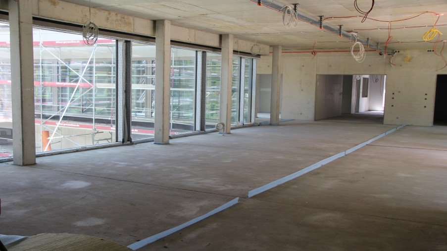 Innenausbau mit Glasfront und Elektroinstallation an der Decke