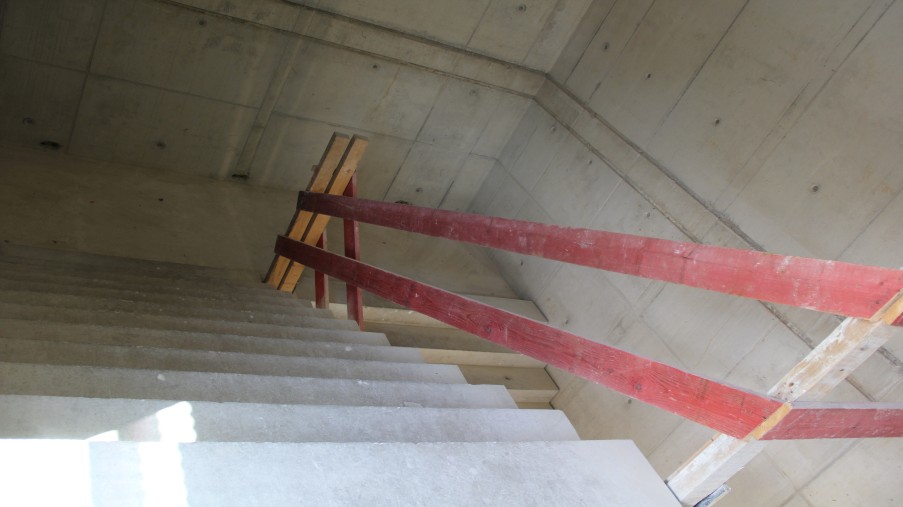 Treppe mit Holzgeländer im Ersatzneubau