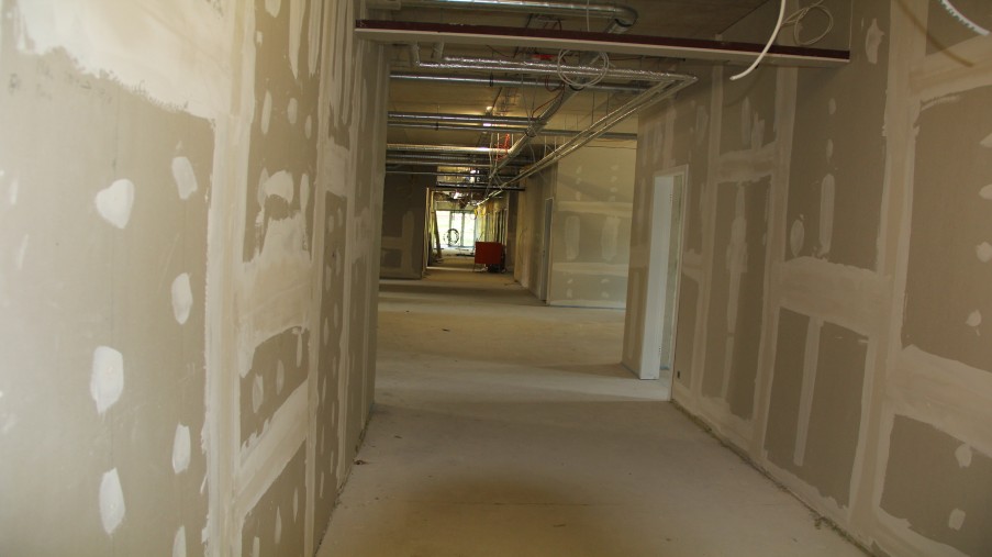 Gang mit Lüftungsrohren im Ersatzneubau