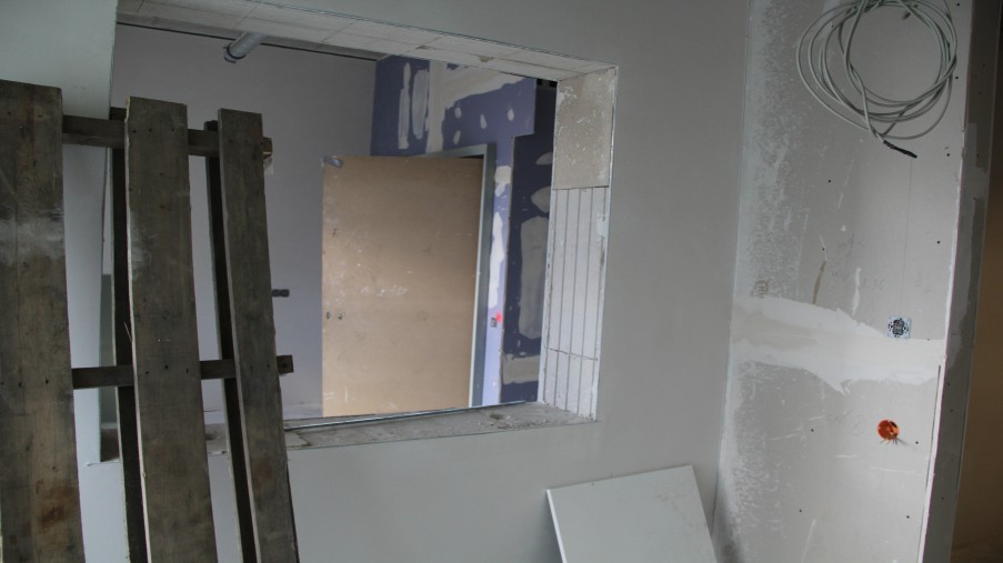 Wand mit Fenster innerhalb des Gebäudes