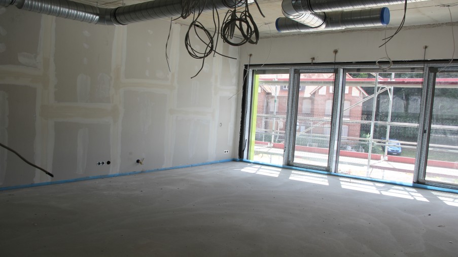 Raum mit Glasfront und Lüftungsrohren