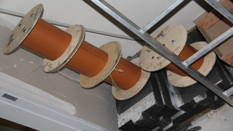 In einer Ecke gestapelte leere Kabeltrommeln