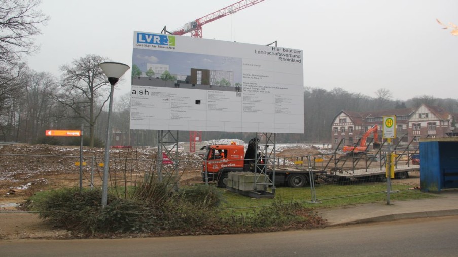 Komplett Ansicht des Baustellenschildes und der Baugrube für den Ersatzneubau