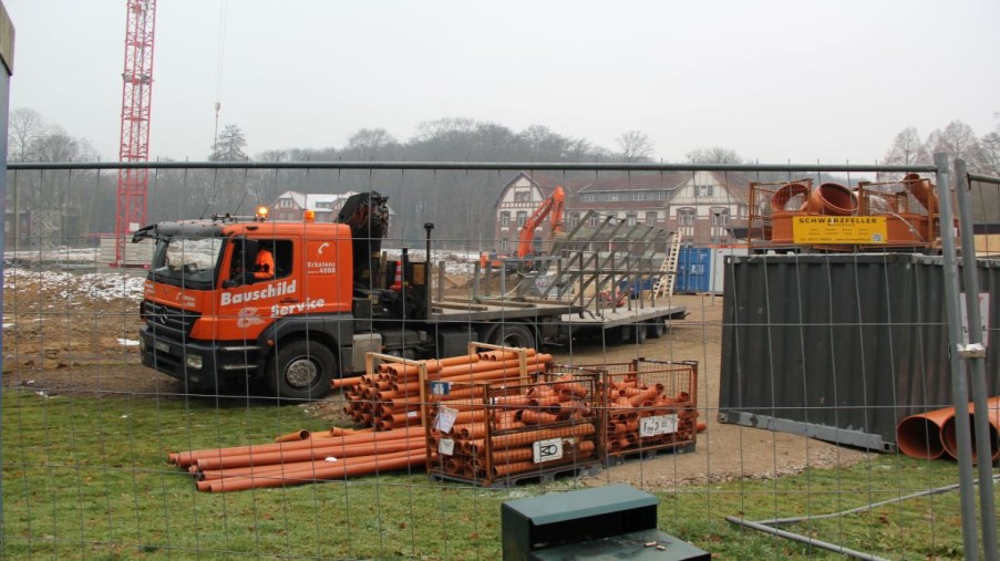 LKW Anlieferung des Baustellenschildes für den Ersatzneubau