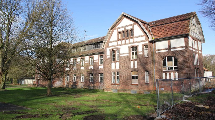 Haus 12 von vorne mit Absperrung zu den gefällten Baumen