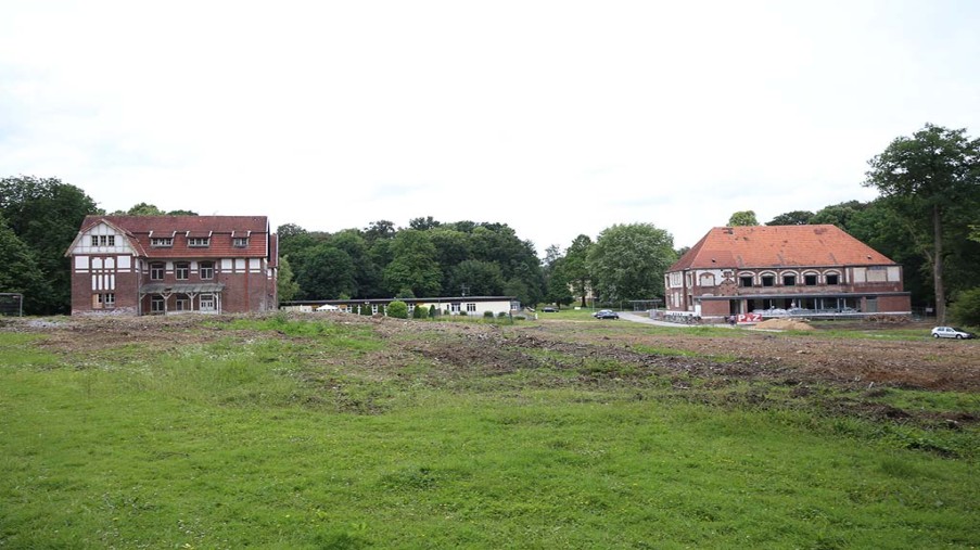 Bauplatz Ersatzneubau Bettenhaus. Im Hintergrund links Haus 12, mitte Flachbau Haus 13, rechts alter Festsaal.