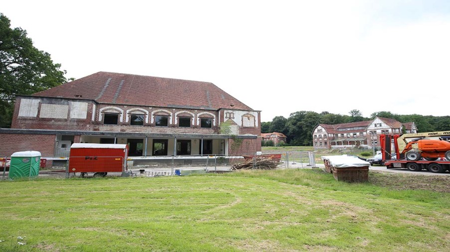 Entkernter 'Alter Festsaal' mit Baumaschinen im Hintergrund Haus 12