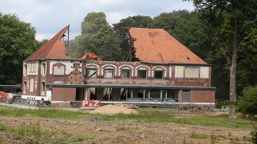 Der Abriss des 'Alten Festsaals' hat begonnen, Teile des Dachs sind weg.