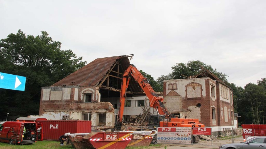 Abriss des 'Alten Festsaals', das halbe Dach und die halbe Frontseite sind weg.