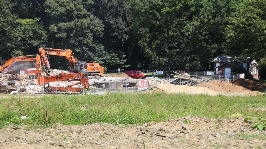 Das Ende des'Alten Festsaals'. Zwei Bagger stehen auf einen Haufen Schutt.