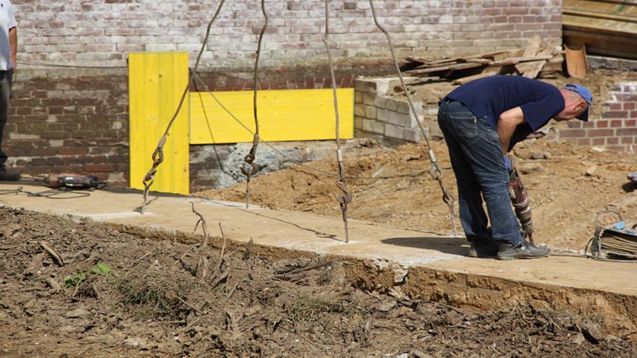 Öffnen des Medienkanals, erstellen der 2. Fuge um ein Teilstück der Decke zu entfernen.
