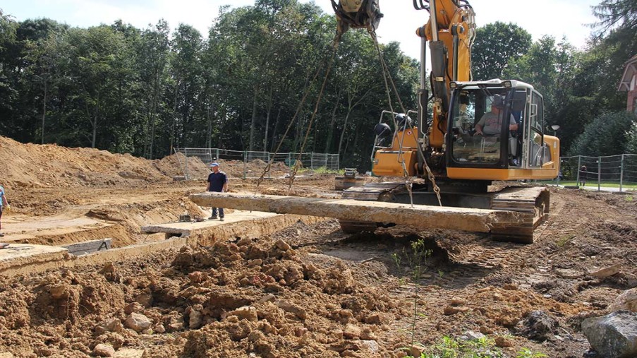 Öffnen des Medienkanals, herausgenommene Betonplatte wird abgelegt.