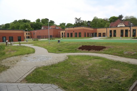 Der Innenhof beinhaltet eine Grünfläche, sowie einige Wege und einen Basketballkorb