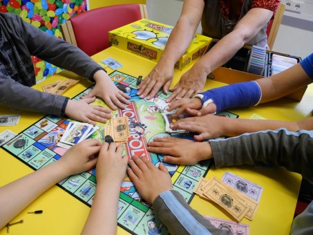Kinder beim Monopoly spielen