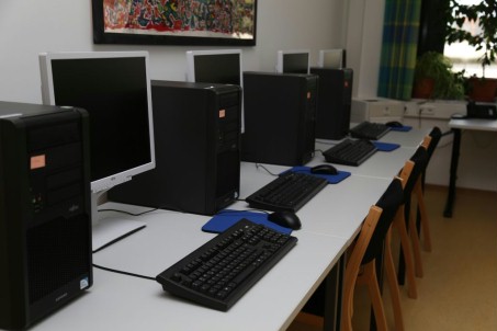 Computerraum, der mit mehreren PC ausgestattet ist.
