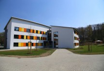 Das Therapiegebäude befindet sich in einem hellen Neubau mit farbenfrohen Fenstern